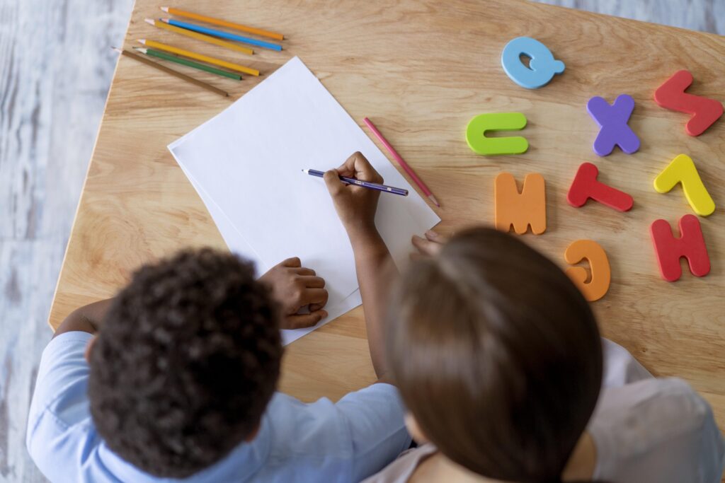 Aprender fazendo o segredo do ensino inovador que transforma alunos em protagonistas