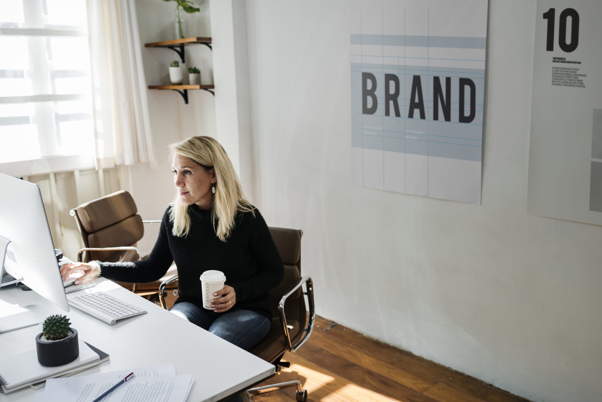 Minimalismo no Branding Como Menos Elementos Criam Marcas Muito Mais Memoráveis Vivemos em um mundo hiperconectado, onde a atenção é um dos ativos mais disputados pelas marcas. Nesse cenário, o minimalismo no branding surge como uma estratégia poderosa ao invés de competir com excesso de informações, ele aposta na clareza, na essência e na diferenciação através da simplicidade. Neste artigo, vamos explorar como o menos é mais pode gerar mais impacto, aumentar a memorização e fortalecer o posicionamento de uma marca. O Que é Minimalismo no Branding e Por Que Ele Funciona Tão Bem Origens do minimalismo do design à comunicação de marca O minimalismo tem raízes no design moderno do século XX, com influências da Bauhaus e do funcionalismo. No branding, essa abordagem visa remover o excesso e destacar o que realmente importa. É uma filosofia que valoriza o essencial e elimina ruídos visuais ou verbais. Por que o excesso de informação reduz o impacto da marca Quando tudo chama atenção, nada realmente se destaca. Marcas sobrecarregadas com cores, slogans complexos ou elementos visuais em excesso tendem a confundir o público e dificultar a memorização. O minimalismo resolve isso com mensagens claras, identidade enxuta e elementos bem definidos. Exemplos reais de marcas que simplificaram e cresceram Apple, Nike e Mastercard são bons exemplos. Todas passaram por processos de simplificação visual e verbal ao longo dos anos, removendo sombras, contornos, slogans e até nomes — como a Starbucks, que eliminou o texto da logo e manteve apenas o ícone reconhecível. Essa clareza resultou em fortalecimento da marca globalmente. Os Princípios do Design Minimalista Aplicados à Identidade Visual Paleta de cores menos tonalidades, mais identidade Reduzir a paleta de cores transmite sofisticação, coerência e facilita a associação visual com a marca. Cores neutras, contrastes bem aplicados e tonalidades estratégicas criam um universo visual marcante e funcional. Tipografia limpa e funcional como assinatura visual Fontes sem serifa, com espaçamento generoso e alta legibilidade são pilares do design minimalista. A tipografia passa a ser não apenas um elemento de leitura, mas também um recurso estético da identidade visual da marca. Espaço negativo como recurso estratégico O uso inteligente do espaço vazio — ou espaço negativo — ajuda a destacar informações importantes, cria leveza visual e facilita o processamento cognitivo. Menos elementos permitem que o olhar “respire” e compreenda melhor a mensagem. Menos é Mais Como a Simplicidade Aumenta a Memorização da Marca O efeito “marca reconhecível em 1 segundo” Marcas memoráveis são aquelas que podem ser identificadas rapidamente. O minimalismo contribui para isso ao reduzir distrações e enfatizar um ou dois elementos-chave da identidade. A logo da Nike, por exemplo, é reconhecida instantaneamente. Neurobranding e processamento visual no cérebro Estudos de neurobranding mostram que o cérebro processa imagens simples com mais rapidez e eficiência. Códigos visuais minimalistas são armazenados com mais facilidade na memória de longo prazo. Fonte NeuroRelay Minimalismo como diferencial competitivo Em mercados saturados, a marca que consegue ser clara e memorável se destaca. Ao aplicar o minimalismo, a empresa não apenas moderniza sua identidade, mas também transmite confiança e sofisticação — fatores decisivos no momento da escolha do consumidor. Como Implementar o Minimalismo no Branding da Sua Empresa Passo 1 Diagnóstico da complexidade atual O primeiro passo é identificar o excesso paletas de cores confusas, elementos visuais redundantes, mensagens desalinhadas. Um bom diagnóstico permite entender o que pode ser removido sem comprometer a identidade. Passo 2 Essencialismo aplicado aos elementos de marca Depois, é hora de aplicar o essencialismo. Mantenha apenas o que é realmente representativo da sua marca. Isso vale para o logo, o tom de voz, os ícones, as imagens e até o layout do site. Menos elementos, mais significado. Passo 3 Rebranding estratégico com foco em clareza Se necessário, inicie um processo de rebranding com foco em simplicidade e funcionalidade. Aqui, é essencial contar com uma equipe especializada em identidade visual, como a Bayerl Studio, para garantir que cada elemento comunique com precisão o DNA da marca. Erros Comuns no Minimalismo de Marca (E Como Evitá-los) Confundir minimalismo com visual genérico Minimalismo não é sinônimo de falta de personalidade. Uma identidade simplificada deve ser única, com traços bem definidos e coerentes com a proposta da marca. Usar templates prontos ou tendências vazias pode fazer o efeito oposto. Reduzir elementos sem estratégia Eliminar componentes importantes sem um plano pode gerar perda de reconhecimento. Cada decisão precisa ser sustentada por análise de marca, público-alvo e contexto de mercado. Ignorar o contexto emocional da marca O minimalismo não deve eliminar a emoção. Marcas bem-sucedidas equilibram racionalidade e afeto. Um tom de voz acolhedor, imagens que geram identificação e cores alinhadas ao posicionamento emocional fazem toda a diferença. Minimalismo e Performance Resultados Reais Para Negócios Modernos Impacto no tempo de resposta do público e conversões Sites com design minimalista costumam ter menor taxa de rejeição e maior clareza na navegação, o que facilita conversões. Isso porque reduzem distrações, direcionam o olhar e otimizam a jornada do usuário. SEO, UX e tempo de carregamento em sites minimalistas Menos elementos visuais significam menos dados para carregar. Isso melhora o desempenho do site em dispositivos móveis e favorece o ranqueamento no Google. Segundo o Google Developers, sites rápidos têm mais chances de conversão. Como a Bayerl Studio aplica o conceito para impulsionar marcas No blog da Bayerl Studio, é possível ver diversos projetos em que a abordagem minimalista é aplicada com inteligência estratégica. A agência alia design limpo, conteúdo relevante e performance para acelerar marcas de diversos segmentos. Perguntas Frequentes (FAQ) O que é minimalismo no branding Minimalismo no branding é uma filosofia de construção de marca que busca eliminar o excesso para evidenciar o que realmente importa. Em vez de elementos visuais e mensagens complexas, ele aposta em cores sóbrias, formas simples e linguagem direta para criar uma identidade limpa, memorável e funcional. O objetivo é facilitar o reconhecimento e a associação da marca pelo público, promovendo clareza e objetividade. Isso não significa ser genérico ou sem personalidade, mas sim trabalhar com propósito em cada detalhe visual e verbal. Ao reduzir ruídos e distrações, a comunicação se torna mais eficaz e a marca se fortalece. É uma escolha estratégica que combina estética com funcionalidade — e gera resultados consistentes no longo prazo. Como aplicar o design minimalista na identidade visual da minha empresa Aplicar o design minimalista na identidade visual da sua empresa começa com uma análise crítica de todos os elementos que compõem a comunicação da marca. O primeiro passo é identificar excessos — como paletas de cores muito amplas, fontes decorativas demais ou símbolos que não agregam significado. Em seguida, escolha uma ou duas cores principais, uma tipografia simples e versátil e um layout que favoreça o espaço em branco. O foco deve estar na clareza e na coerência com o posicionamento da marca. Cada elemento visual precisa comunicar com propósito. Ao buscar apoio de profissionais especializados, como a Bayerl Studio, esse processo se torna mais estratégico, garantindo uma identidade enxuta, elegante e com alto poder de memorização. Quais marcas usam o minimalismo com sucesso Diversas marcas globais adotaram o minimalismo como parte central de sua identidade — e colhem os frutos até hoje. A Apple é um dos exemplos mais emblemáticos sua estética limpa, com muito espaço em branco e foco no essencial, transmite sofisticação e inovação. A Nike também abraçou o conceito ao tornar seu famoso “swoosh” o protagonista da marca, dispensando até o nome em muitas campanhas. O Google simplificou seus logotipos ao longo do tempo, apostando em formas geométricas e cores básicas. Já a Mastercard atualizou sua identidade visual retirando o nome da marca e deixando apenas os dois círculos coloridos. Todas essas decisões reforçaram o reconhecimento e a força de suas marcas no mercado global. Conclusão Branding com Clareza é Branding com Poder Adotar o minimalismo no branding é mais do que uma escolha estética — é uma estratégia inteligente para destacar a sua marca em meio ao ruído. Ao valorizar o essencial, você transmite profissionalismo, consistência e gera lembrança de marca de forma orgânica. Se você está buscando repensar sua identidade visual ou iniciar um rebranding com propósito e impacto, fale com quem entende de branding estratégico. A Bayerl Studio pode te ajudar a construir uma marca memorável, com menos ruído e muito mais resultado.